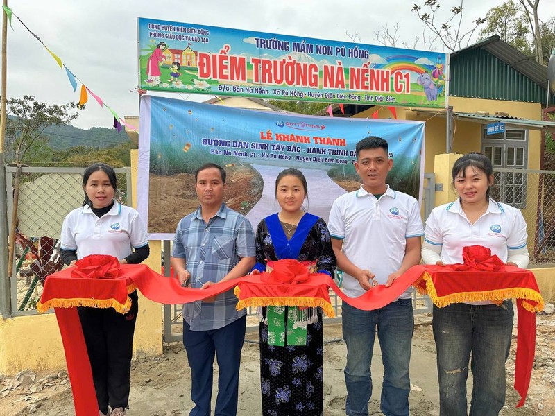 Hình ảnh minh họa các nguồn hỗ trợ như đường dây nóng, tư vấn và cộng đồng cho người chơi cá cược gặp vấn đề.