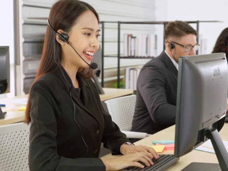 Hình ảnh đội ngũ hỗ trợ khách hàng chuyên nghiệp đang tư vấn trực tuyến 24/7 của 888b.