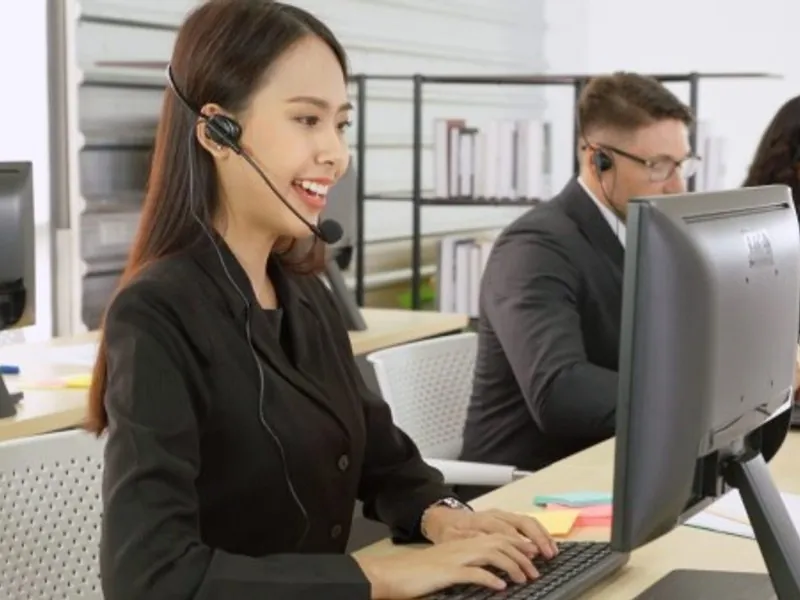 Hình ảnh đội ngũ hỗ trợ khách hàng chuyên nghiệp đang tư vấn trực tuyến 24/7 của 888b.